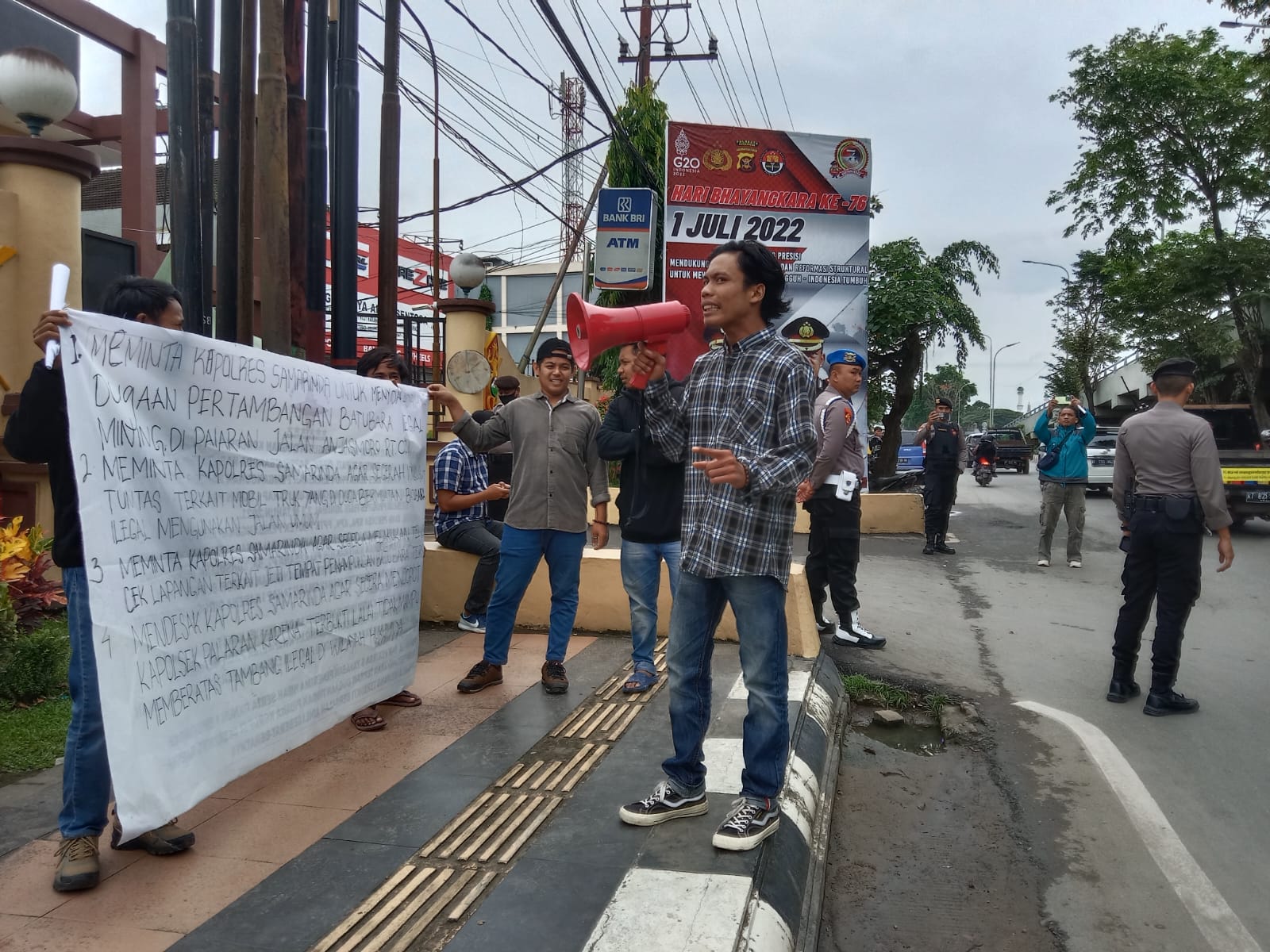 AMPPH KT Unjuk Rasa di Polresta Samarinda Terkait Dugaan Aktivitas Tambang Ilegal di Palaran
