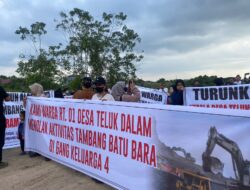 Muak Dengan Aktivitas Tambang Ilegal, Puluhan Warga Desa Teluk Dalam Lakukan Aksi Protes 