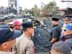 Turut Berbelas Kasih, Bupati Kukar Serahkan bantuan Untuk Korban Kebakaran di Desa Muara Kaman Ulu