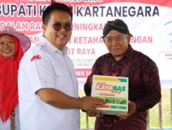 Wakil Bupati Kukar Salurkan Bantuan Pupuk NPK Bagi petani di Desa Raya Samboja