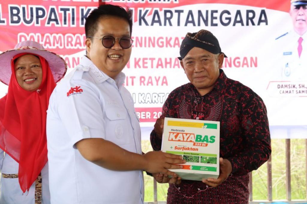 Wakil Bupati Kukar Salurkan Bantuan Pupuk NPK Bagi petani di Desa Raya Samboja