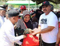 Bupati Serahkan Bantuan Bakti Sosial