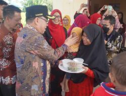 Upaya Mencegah Stunting: Pj Bupati PPU Bagikan Bantuan Gizi Di Desa Labangka