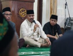 Bupati Kukar Silaturahmi Sekakigus Beri Bantuan Rehabilitasi Masjid Dan Paket Sembako Di Kelurahan Mangkurawang