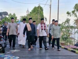 Wabup Rendi Solihin, Kagum Disambut Pesut Mahakam Saat Safari Ramadan Ke Desa Pela