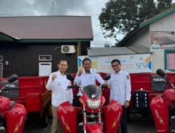 Kecamatan Kota Bangun Darat Salurkan 10 Kendaraan Pengangkut Sampah Ke Desa-Desa