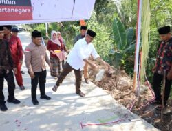 Bupati Kukar Berikan Kado Istimewa 50 Titik LPJU di Hari Jadi Desa Sumber Sari ke-13
