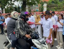 Pekuat Jiwa Nasionalisme, Ketua DPRD Samarinda Turun Kejalan Berbagi Bendera Merah Putih