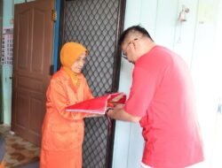 Kesbangpol Kukar Bagikan 1.500 Bendera Awali Gerakan Merah Putih Sambut HUT RI ke-80