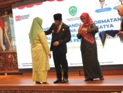 Gubernur Harum Beri Penghargaan Satyalancana Karya Satya Kepada 99 PNS Kaltim
