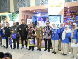 Hj. Ismiati, Meninjau Langsung Stand-stand Pameran Pada Gelaran Kaltim Expo 2025